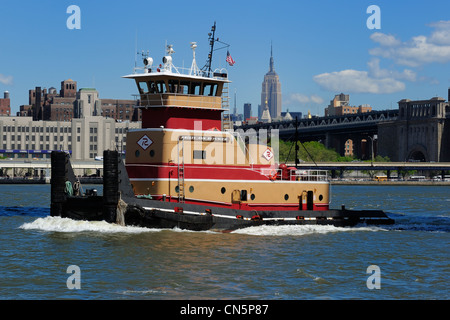 Stati Uniti, New York City, Manhattan, tug operanti sull'East River, Manhattan Bridge e Empire State Building nel retro Foto Stock