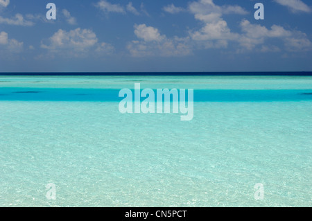 Maldive, North Male Atoll, Thulhagiri Island, Thulhagiri Resort e Spa, traslucido laguna turchese Foto Stock