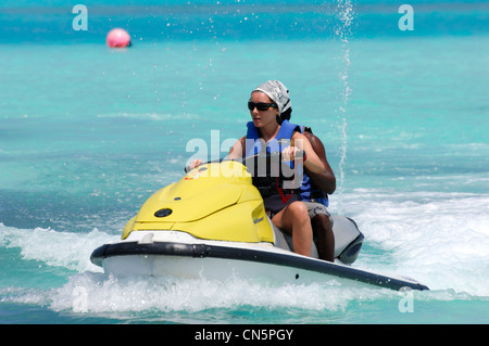 Maldive, North Male Atoll, Lankanfinolhu Island Paradise Island Resort e Hotel di turisti in sella jet ski sul mare Foto Stock