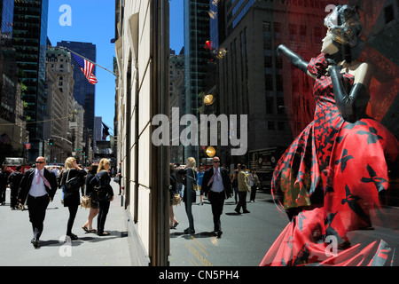 Stati Uniti, New York City, Manhattan, la riflessione di un grattacielo in una vetrina dedicata a Alexander McQueen del Foto Stock