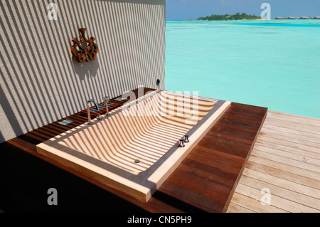 Maldive, North Male Atoll, Lankanfinolhu Island Paradise Island Resort e Hotel di Bath vicino alla laguna Foto Stock