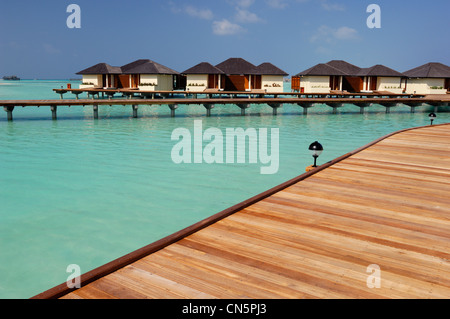 Maldive, North Male Atoll, Lankanfinolhu Island Paradise Island Resort e hotel, bungalow su palafitte in laguna Foto Stock