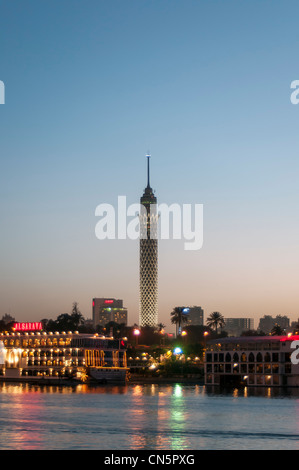 Borg al-Qahira (Cairo o Lotus Tower) Rising 187m sopra Isola di Gezira al crepuscolo, Nilo Waterfront, Il Cairo (Egitto) Foto Stock