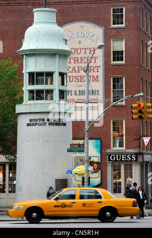 Stati Uniti, New York City, Manhattan, Downtown, South Street Seaport Museum, il Titanic Memorial faro Foto Stock