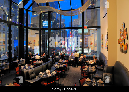 Stati Uniti, New York City, Manhattan, il Novotel ristorante 'Nicole' su Broadway guardando verso Times Square Foto Stock