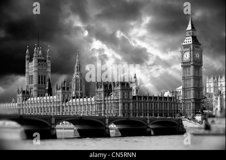 Il Big Ben e le Camere del Parlamento, Westminster, London. Bianco & Nero quadro drammatico Foto Stock