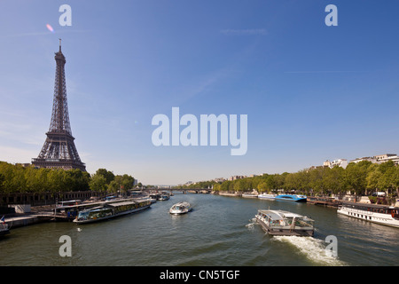 Francia, Parigi, Senna banche quotate come patrimonio mondiale dall' UNESCO, riverboat e la Torre Eiffel Foto Stock