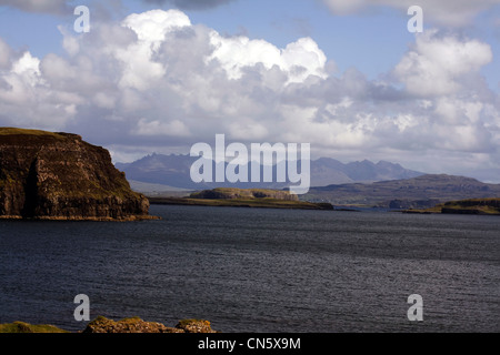 Loch Bharcasaig guardando verso Loch Bracadale e il Cuillin Duirinish Isola di Skye in Scozia Foto Stock