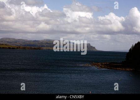 Loch Bharcasaig guardando verso Loch Bracadale e Minginish Duirinish Isola di Skye in Scozia Foto Stock