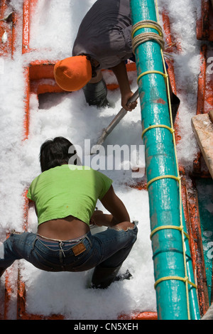 Barche da pesca legare a Lamsai comunità per raccogliere il ghiaccio tritato prima di dirigersi verso il mare aperto, Songkhla, Thailandia Foto Stock