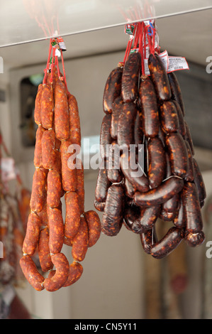 Spagna Estremadura, Plasencia, Plaza Mayor, il Chorizo credeva di essere cotta in un mercato in stallo Foto Stock