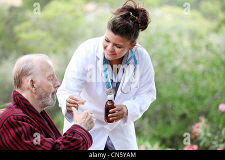 Senior uomo con medico o infermiere Foto Stock