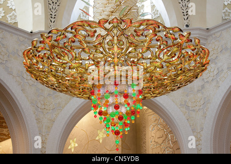 L'imponente lampadario a Sheikh Zayed Grande Moschea di Abu Dhabi, Emirati Arabi Uniti Foto Stock