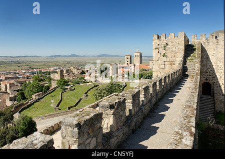 Spagna Estremadura, Trujillo, Trujillo castello costruito nel X secolo, marciapiede che domina la città e la pianura Foto Stock