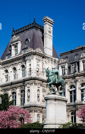 Francia, Parigi, statua di Etienne Marcel, Hotel de Ville banca e municipio in background Foto Stock