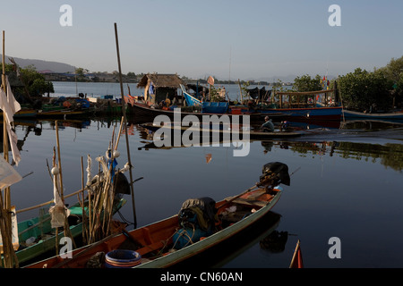 Barche da pesca legato dal bordo del lago, lago Songkhla, Songkhla, Thailandia Foto Stock