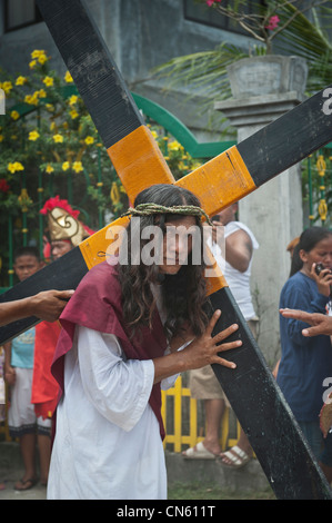 Personaggio principale porta la croce per la crocifissione Cutud sito durante il tradizionale crocifissioni tenutasi il Venerdì Santo, Foto Stock