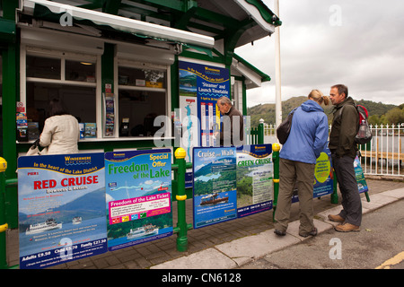 Regno Unito, Cumbria, Ambleside, Lago di Windermere jetty, i visitatori a crociera in barca la biglietteria Foto Stock