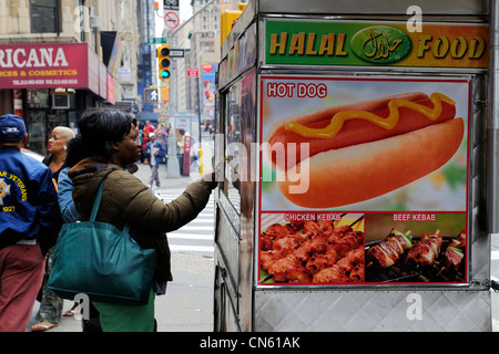 Stati Uniti, New York, Manhattan Midtown, Hot Dog vendor Foto Stock