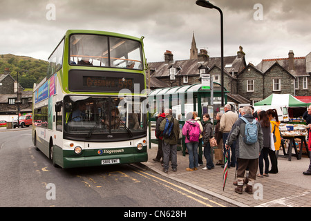 Regno Unito, Cumbria, Ambleside, King Street, imbarco passeggeri Stagecoach scoperto servizio bus per Grasmere Foto Stock