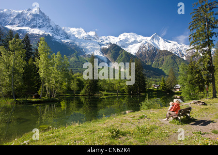 Francia, Haute Savoie, Chamonix, Lac des Gaillands con una vista del Monte Bianco (4810m) e le Aiguilles de Chamonix Mont Foto Stock