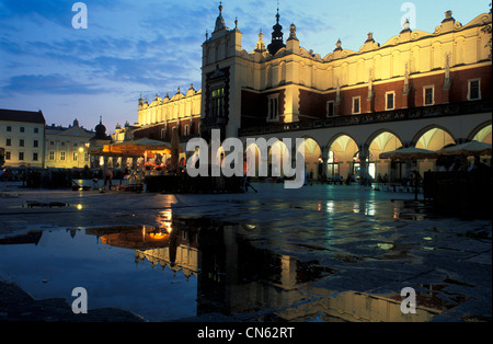 Polonia, Piccola Polonia regione, Cracovia, città vecchia (Stare Miasto) elencati come patrimonio mondiale dall' UNESCO, Rynek Glowny (mercato Foto Stock