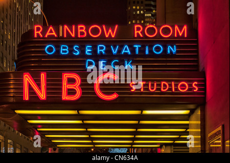 Insegna al neon su 30 Rockefeller Center ingresso sbalzo, con la NBC Sudios, Rainbow Room e piattaforma di osservazione luminoso illumina di lettere Foto Stock