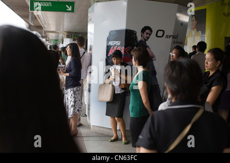 Persone in attesa sulla piattaforma dello skytrain, Bangkok, Thailandia Foto Stock