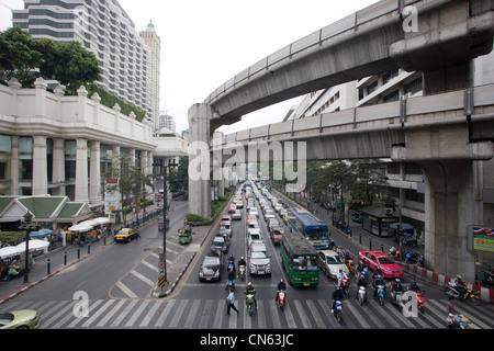 Centrale di Bangkok con strutture per il supporto del transito di massa di sistema dello skytrain, Bangkok, Thailandia Foto Stock