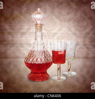 Vintage vino decanter e due bicchieri su sfondo rétro Foto Stock