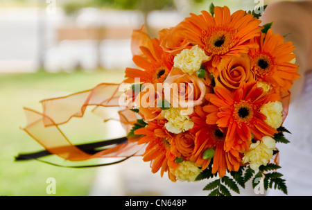 La sposa terrà il suo bouquet fuori per noi di fotografia. Foto Stock