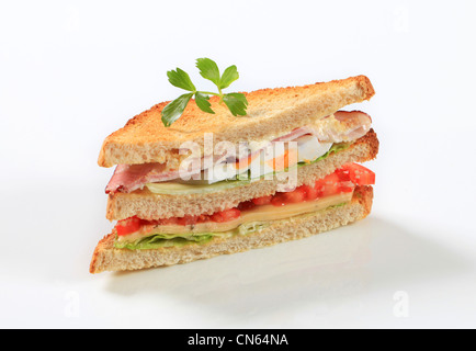 Deli sandwich con prosciutto, formaggio, uova e verdure Foto Stock