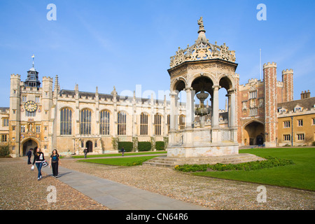 La grande corte, cappella, fontana e Gatehouse Trinity College di Cambridge University in Inghilterra Foto Stock