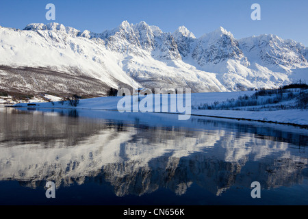 Alpi lyngen attraverso sorfjorden vicino lakeselvdalen troms in Norvegia Foto Stock