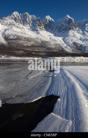 Alpi lyngen attraverso sorfjorden vicino lakeselvdalen troms in Norvegia Foto Stock