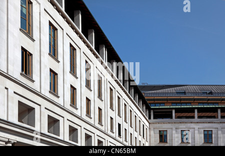 Architettura contemporanea in di Londra Covent Garden in una giornata di sole Foto Stock