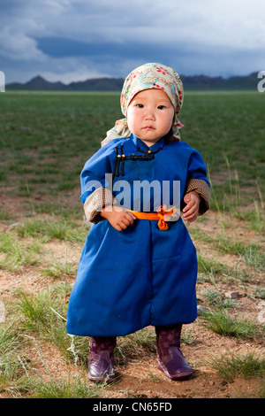 Il mongolo bambino nella steppa , khuduu aral, khentii provincia, Mongolia Foto Stock