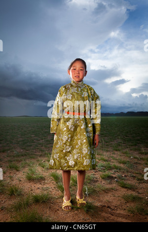 Il mongolo bambino nella steppa , khuduu aral, khentii provincia, Mongolia Foto Stock