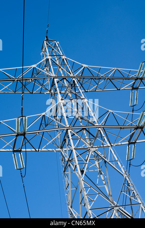 Un traliccio di elettricità contro un cielo blu chiaro Foto Stock