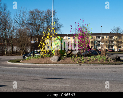 Piume di pasqua decorazioni a una rotatoria in Svezia Foto Stock