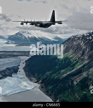 Un re della Guardia nazionale aerea dell'Alaska HC-130P/N vola sull'Alaska con i suoi tubi di rifornimento aerei estesi il 14 marzo 2012. L'HC-130P/N è una versione a gamma estesa del C-130 Hercules Transport. Foto Stock
