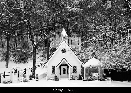 Cappella per Matrimoni, gazebo e neve fresca a Gatlinburg, Tennessee Foto Stock