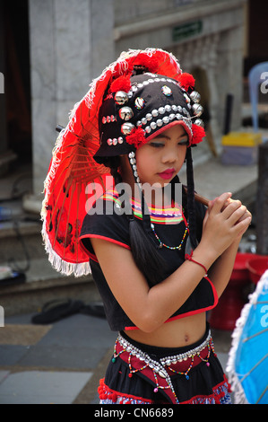 Giovani Akha Hill Tribe ragazza al Wat Phrathat Doi Suthep tempio buddista, il Doi Suthep, Chiang Mai e Chiang Mai Provincia, Thailandia Foto Stock