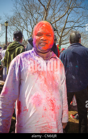 Un uomo a Phagwah in colline di Richmond, Queens. Marzo 20, 2011 Foto Stock