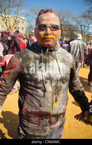 Un uomo a Phagwah in colline di Richmond, Queens. Marzo 20, 2011 Foto Stock