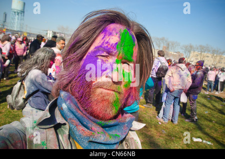 Un uomo a Phagwah in colline di Richmond, Queens. Marzo 20, 2011 Foto Stock