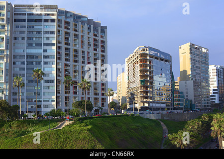 Moderni edifici residenziali sul Malecon Balta in Miraflores Lima, Perù Foto Stock