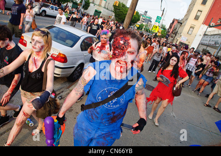 I partecipanti in uno zombie crawl in Brooklyn. Il 29 maggio 2011. Foto Stock