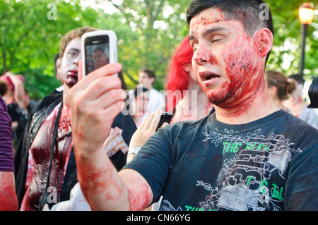 Partecipante in uno zombie crawl in Brooklyn scatta una foto di se stesso. Il 29 maggio 2011. Foto Stock