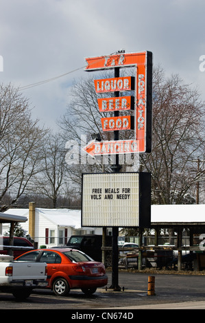 Segno a Pop una taverna Top Pubblicità Pasti gratuiti per i volontari e i bisognosi dopo il 2 marzo 2012 Tornado in Nuova Pekin, Indiana Foto Stock